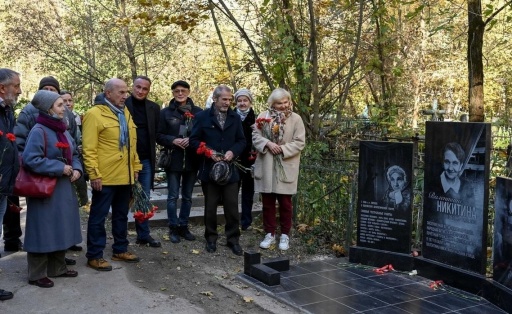 Валентине Никитиной открыли памятник на Пятницком кладбище в Калуге